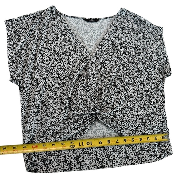 Lucky Brand Floral Front Twist Top Size L - Picture 14 of 17